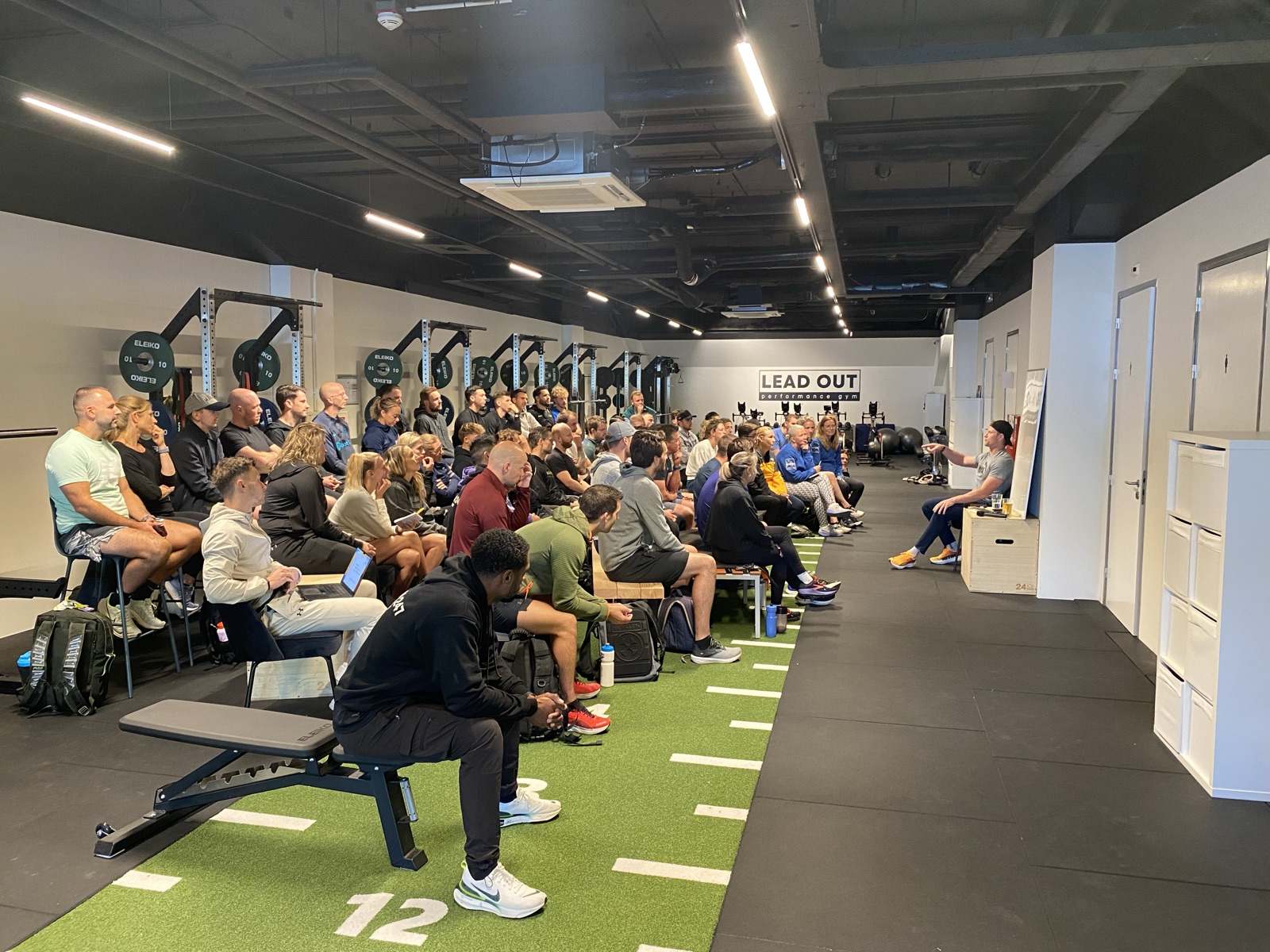Hunter McIntyre's HYROX Masterclass, sessie binnen